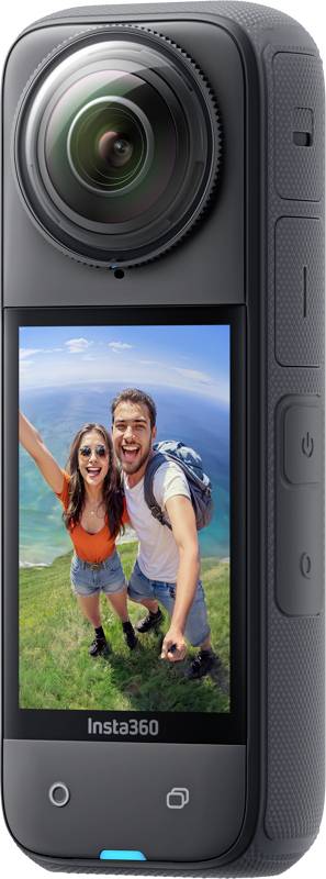 Kompakte Insta360-Actionkamera mit großem Objektiv und rückwärtigem Touchscreen, auf dem ein lächelndes Paar zu sehen ist, das sich draußen auf einem grasbewachsenen Hügel selbst fotografiert.