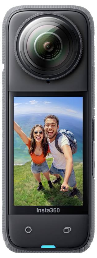 Eine 360-Grad-Actionkamera mit großem Frontlinsenpunkt und Touchscreen, auf dem ein lächelndes Paar beim Selfie-Machen im Freien zu sehen ist.