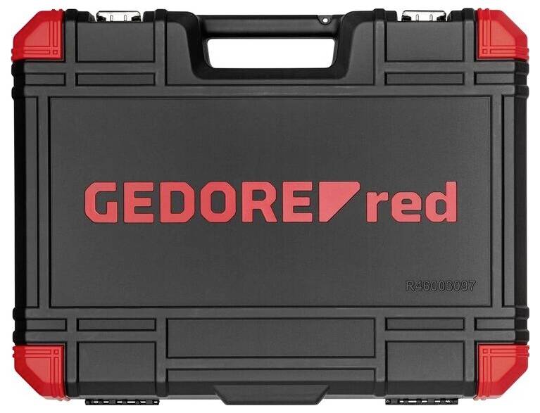 Schwarze und rote GEDORE-Werkzeugkiste aus hartem Kunststoff mit Tragegriff und Verschlüssen, geschlossen auf weißem Hintergrund abgebildet.