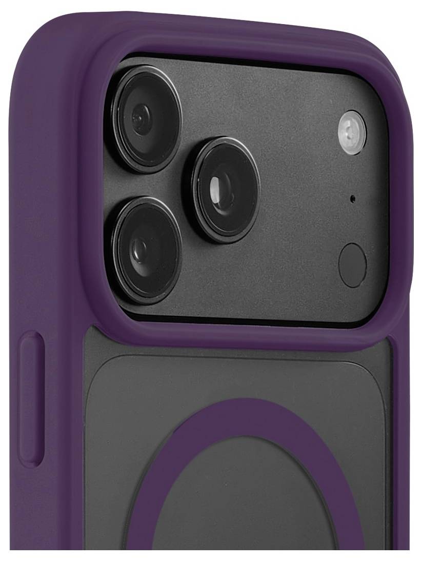 Nahaufnahme einer violetten Smartphone-Hülle mit Ausschnitt für die Triple-Kamera und MagSafe-ähnlichem Ring auf der Rückseite.