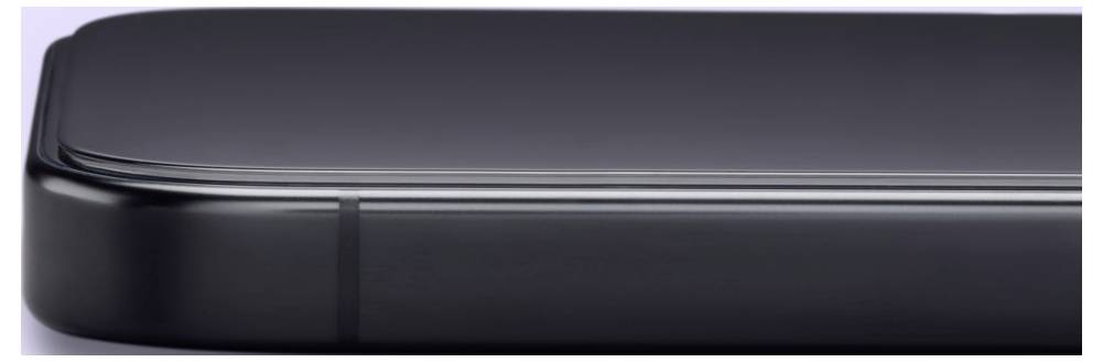 Nahaufnahme der abgerundeten Ecke eines schwarzen Smartphones und der glänzenden Bildschirmkante.