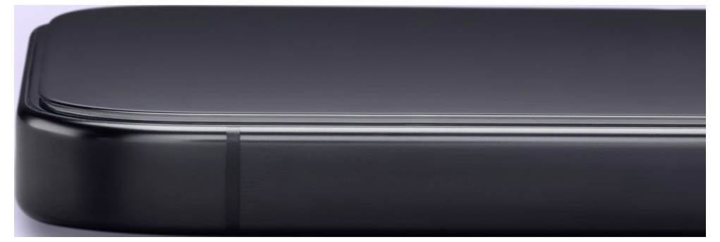 Nahaufnahme einer schlanken schwarzen Smartphone- oder Tablet-Kante, die den glänzenden Bildschirm und das abgerundete Metallgehäuse zeigt.