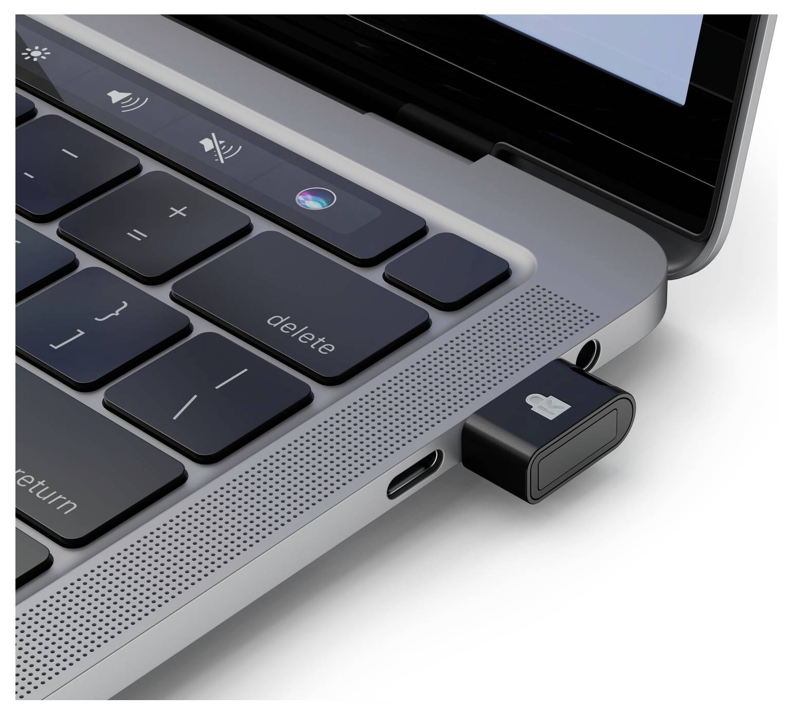 Nahaufnahme der Laptopseite mit einem USB-Stick, der in den Anschluss neben der Tastatur eingesteckt ist.