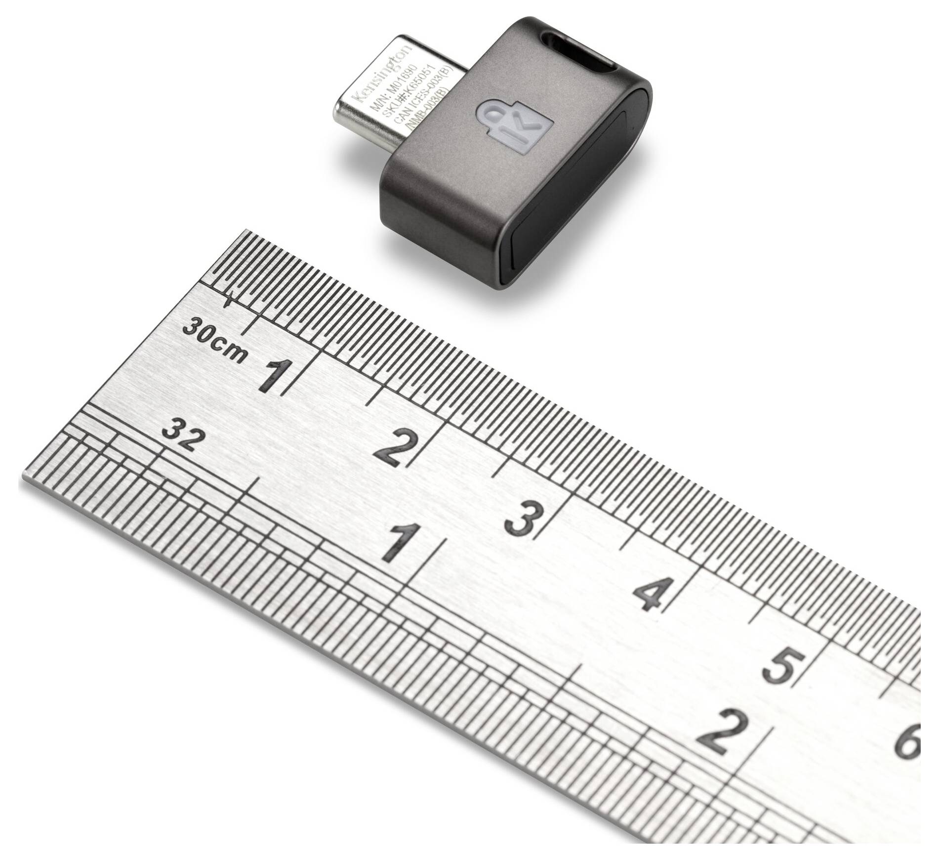 Kleiner USB-Adapter neben einem Lineal, der seine kompakte Größe zeigt.