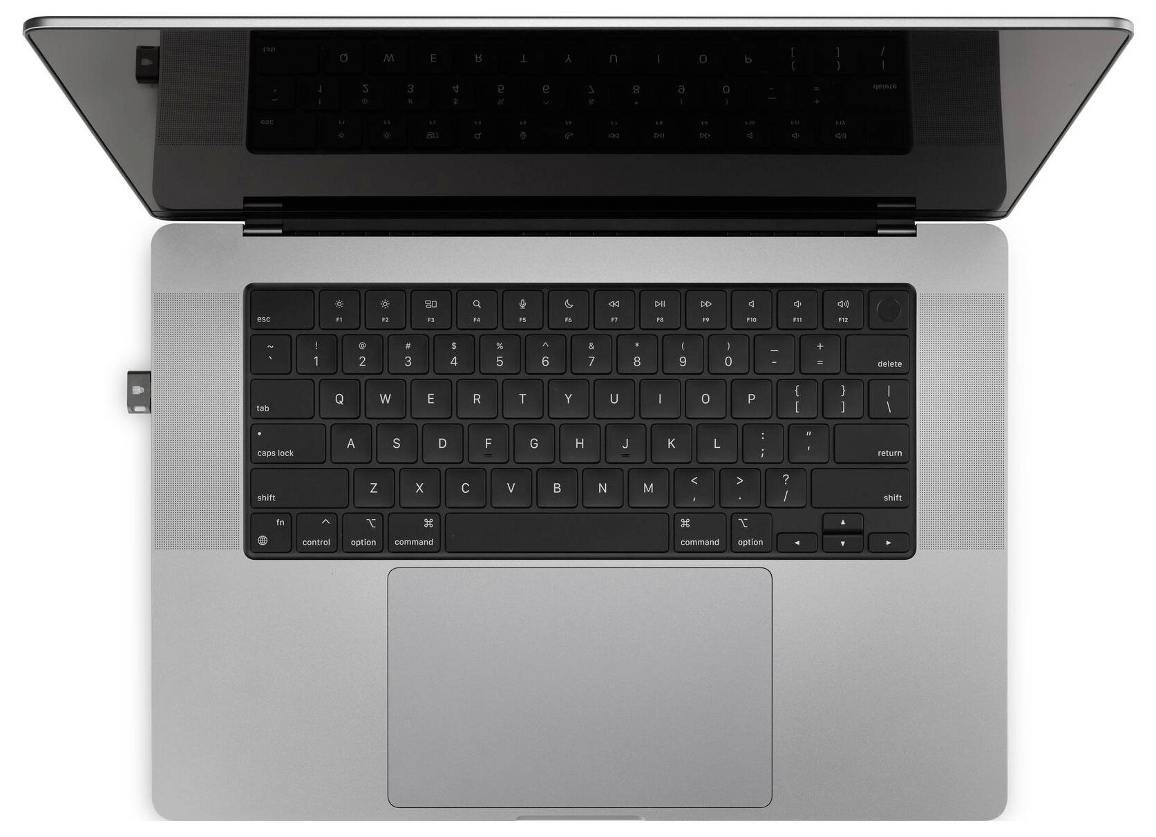 Draufsicht auf einen geöffneten Laptop, der die Tastatur und das große Trackpad zeigt, wobei der Bildschirm nach hinten geneigt ist und kein sichtbarer Inhalt vorhanden ist.