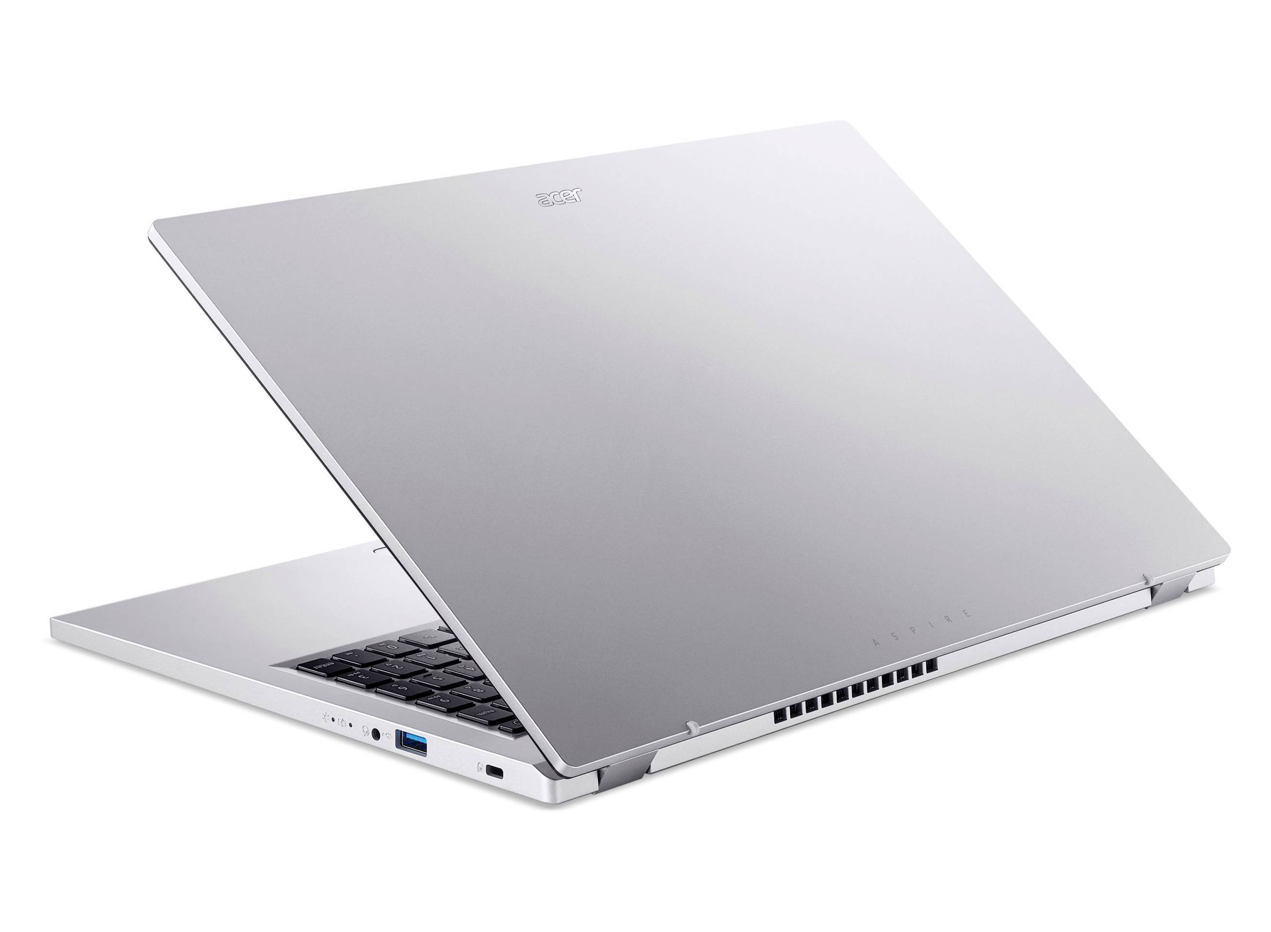 Silberner Laptop teilweise geöffnet, zeigt Tastatur, USB-Anschluss und seitliche Belüftungsöffnungen auf weißem Hintergrund.
