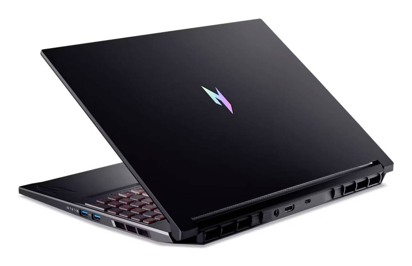 Offener schwarzer Gaming-Laptop, teilweise geschlossen dargestellt, mit beleuchteter Tastatur und sichtbaren Front-/Seiteneingängen.