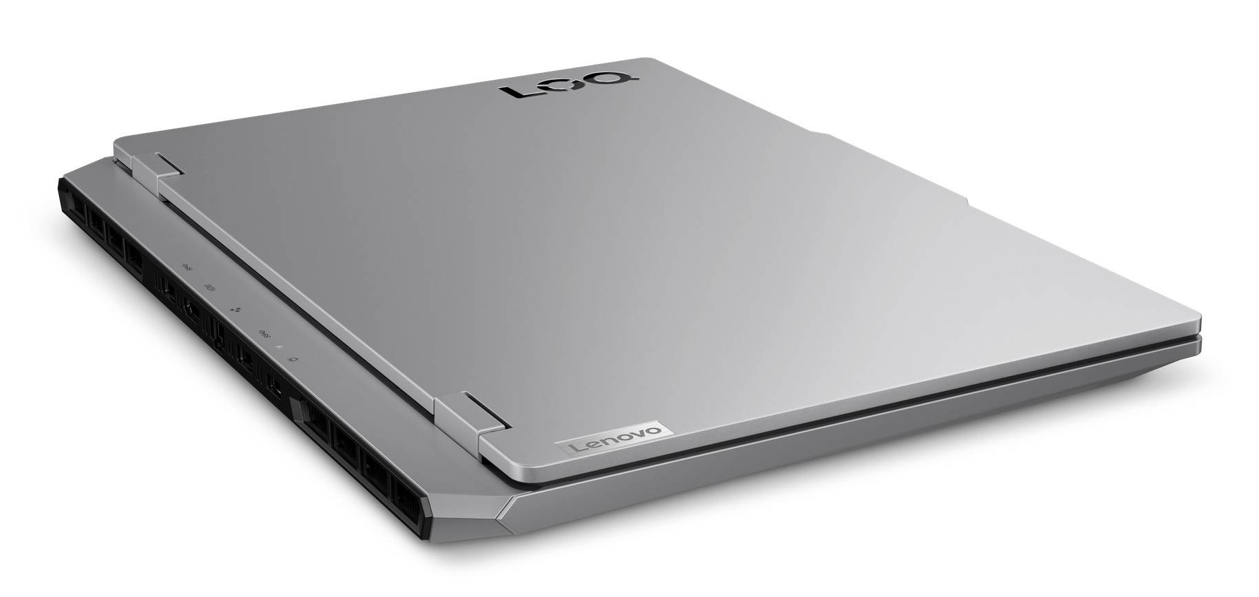 Geschlossener silberner Lenovo-Laptop in einer Winkelansicht auf weißem Hintergrund.