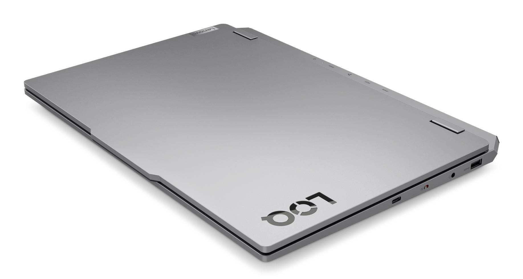 Geschlossener silberner Lenovo-Laptop von oben auf weißem Hintergrund gezeigt.