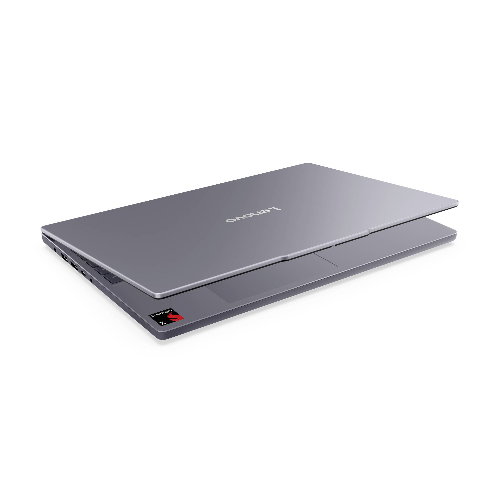 Geschlossener silberner Lenovo-Laptop auf weißem Hintergrund, in einem Winkel dargestellt mit leicht geöffnetem Deckel.
