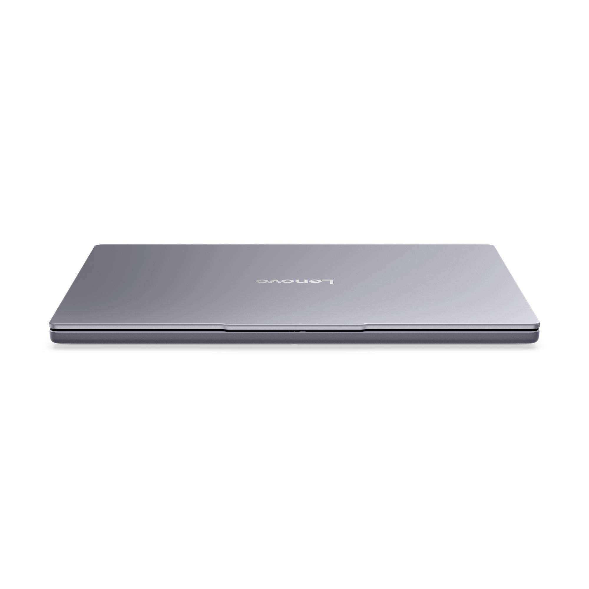 Zugeklappter silberner Lenovo-Laptop von oben auf weißem Hintergrund betrachtet.