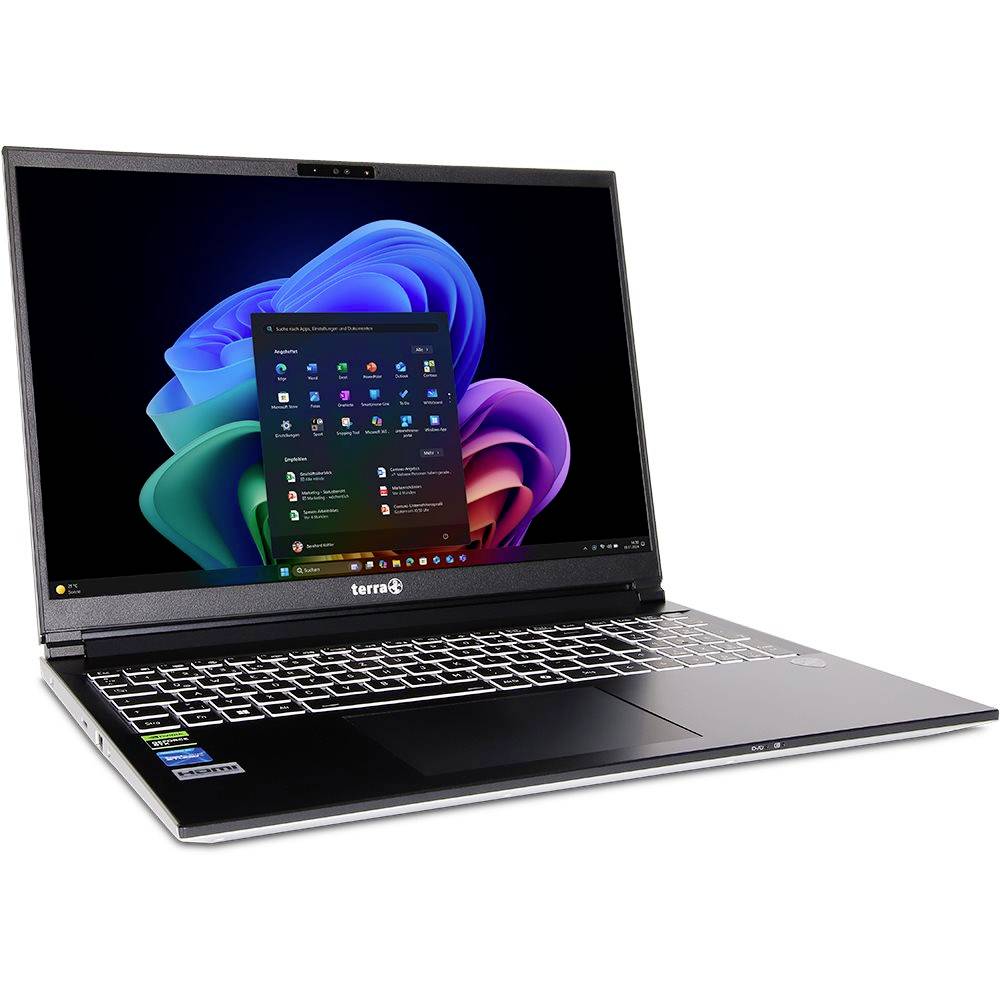 Offener Laptop mit Windows 11-Startmenü auf dem Bildschirm, schräg vor weißem Hintergrund aufgenommen.