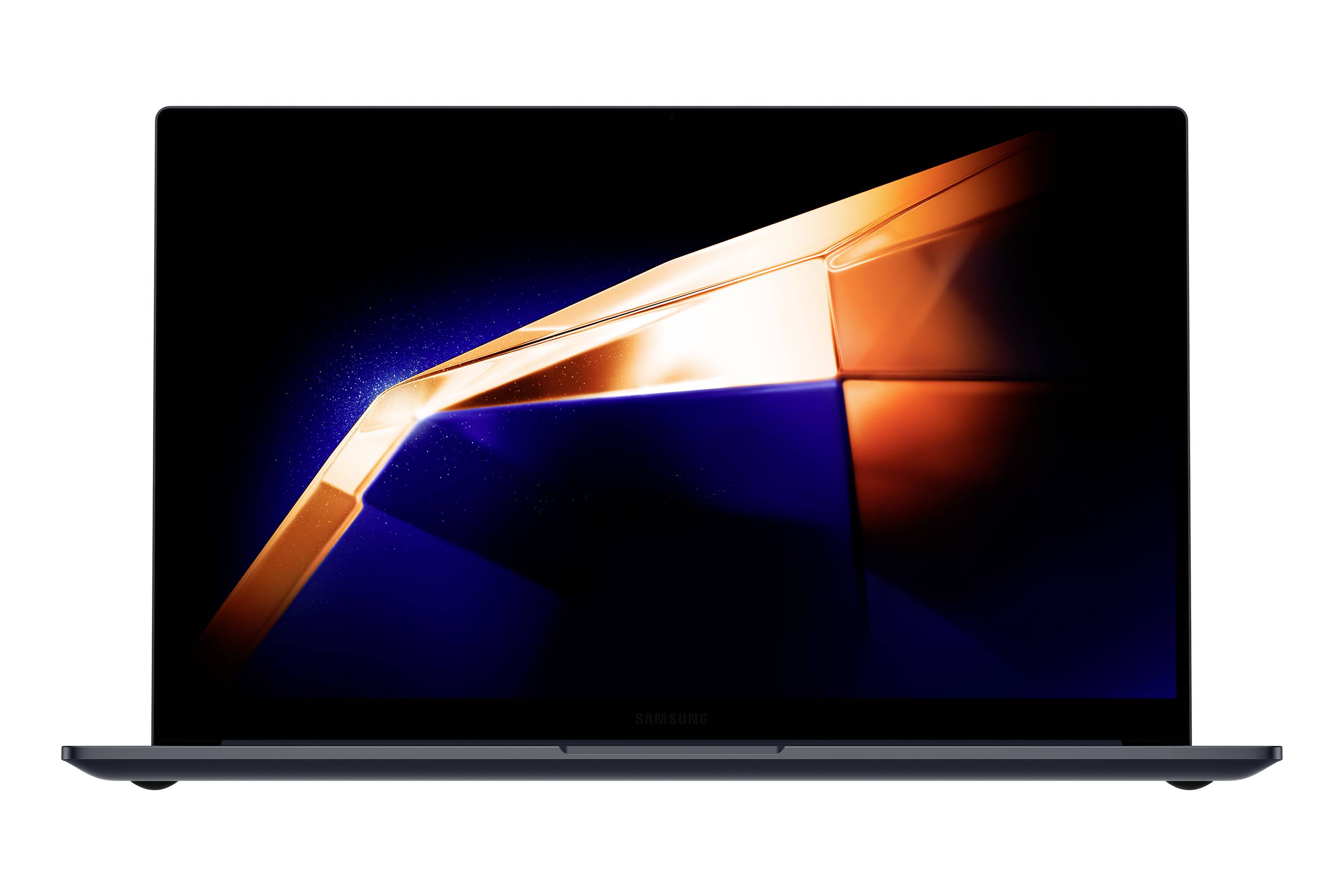 Ein schlankes Laptop mit einem leuchtenden abstrakten orange-blau geometrischen Hintergrundbild auf seinem Bildschirm, frontal auf weißem Hintergrund gezeigt.