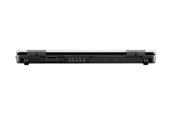 Seitenansicht eines geschlossenen schwarzen Laptops auf weißem Hintergrund, die die untere Kante und den Scharnier-Bereich zeigt.