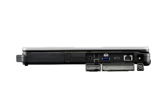 Seitenansicht eines Laptops mit seinen Anschlüssen und Erweiterungsschacht, einschließlich USB, Ethernet und austauschbarer Laufwerkplätze.