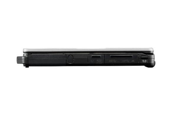 Seitenansicht einer schwarzen Laptop-Basis, die die seitlichen Anschlüsse und das Laufwerksfach auf weißem Hintergrund zeigt.