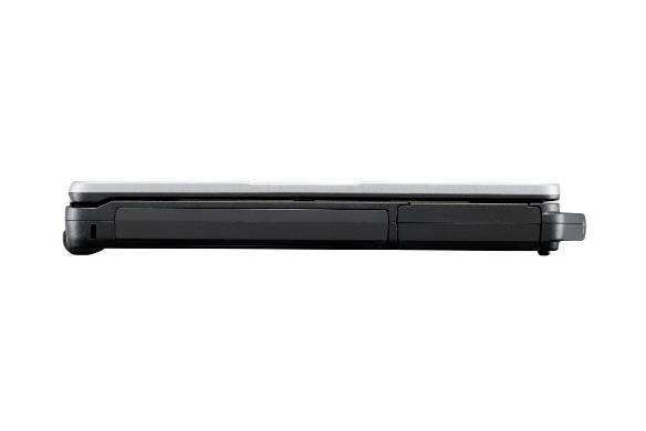 Seitenansicht eines geschlossenen schwarzen Laptops auf weißem Hintergrund.