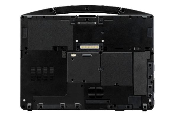 Unteransicht eines schwarzen Laptops, die die Unterseite mit Paneelen, Lüftungsöffnungen, Batterieverriegelung und Zugriffsabdeckungen zeigt.