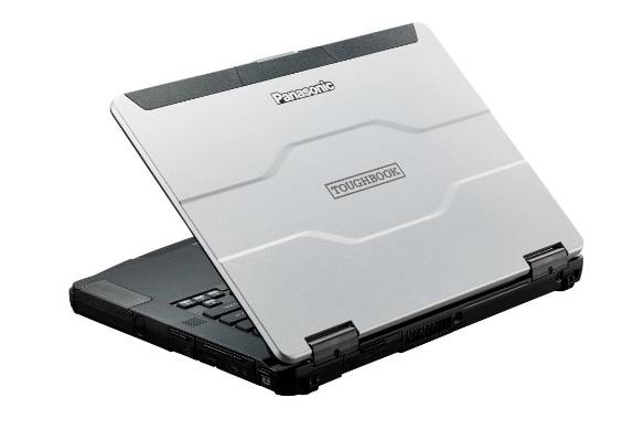 Ein geschlossenes silbernes Panasonic Toughbook Rugged Laptop mit schwarzer Basis, in schräger Ansicht auf weißem Hintergrund gezeigt.