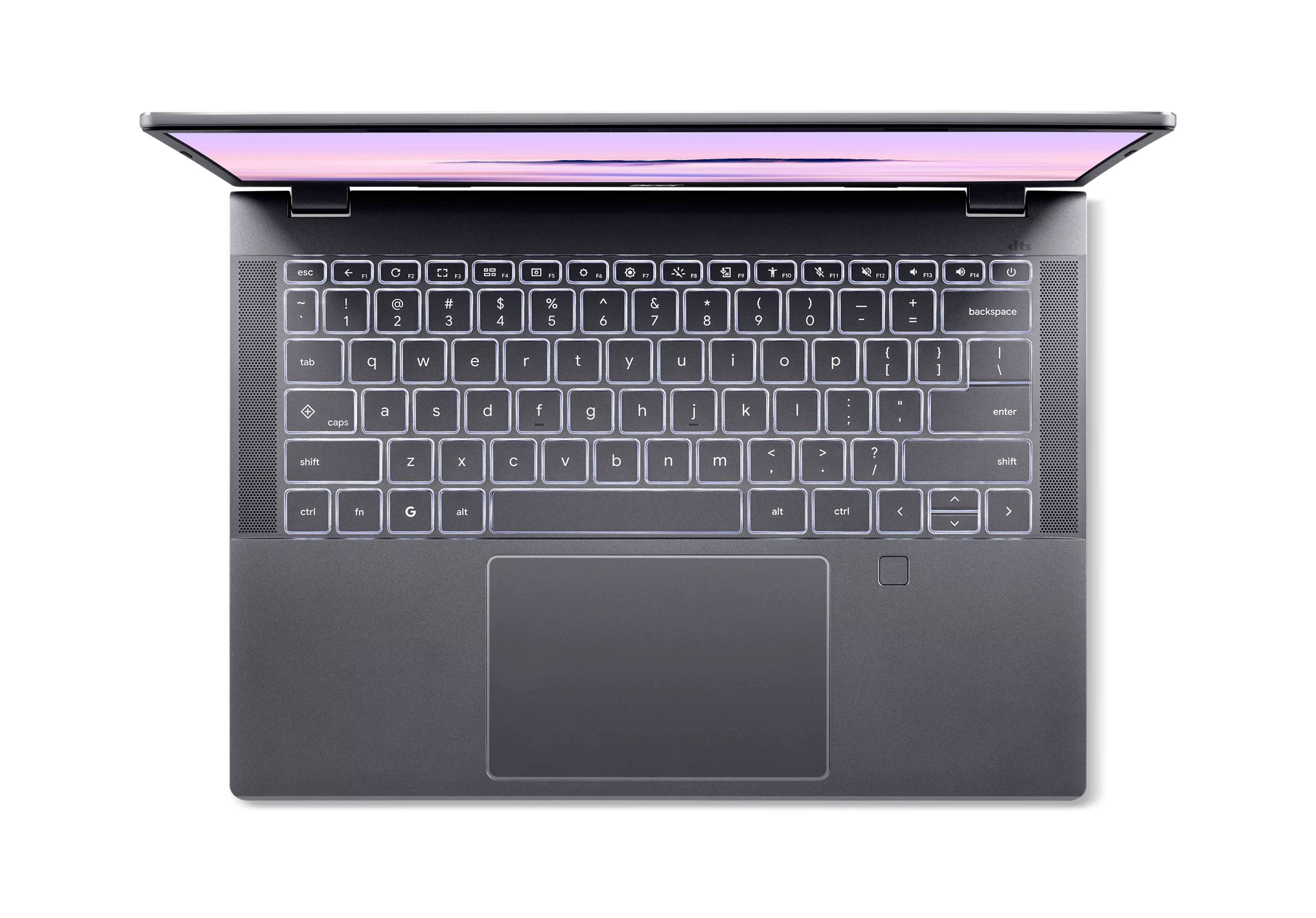 Laptop von oben betrachtet, mit sichtbarer Tastatur, großem Trackpad und leicht nach hinten geneigtem Bildschirm auf weißem Hintergrund.