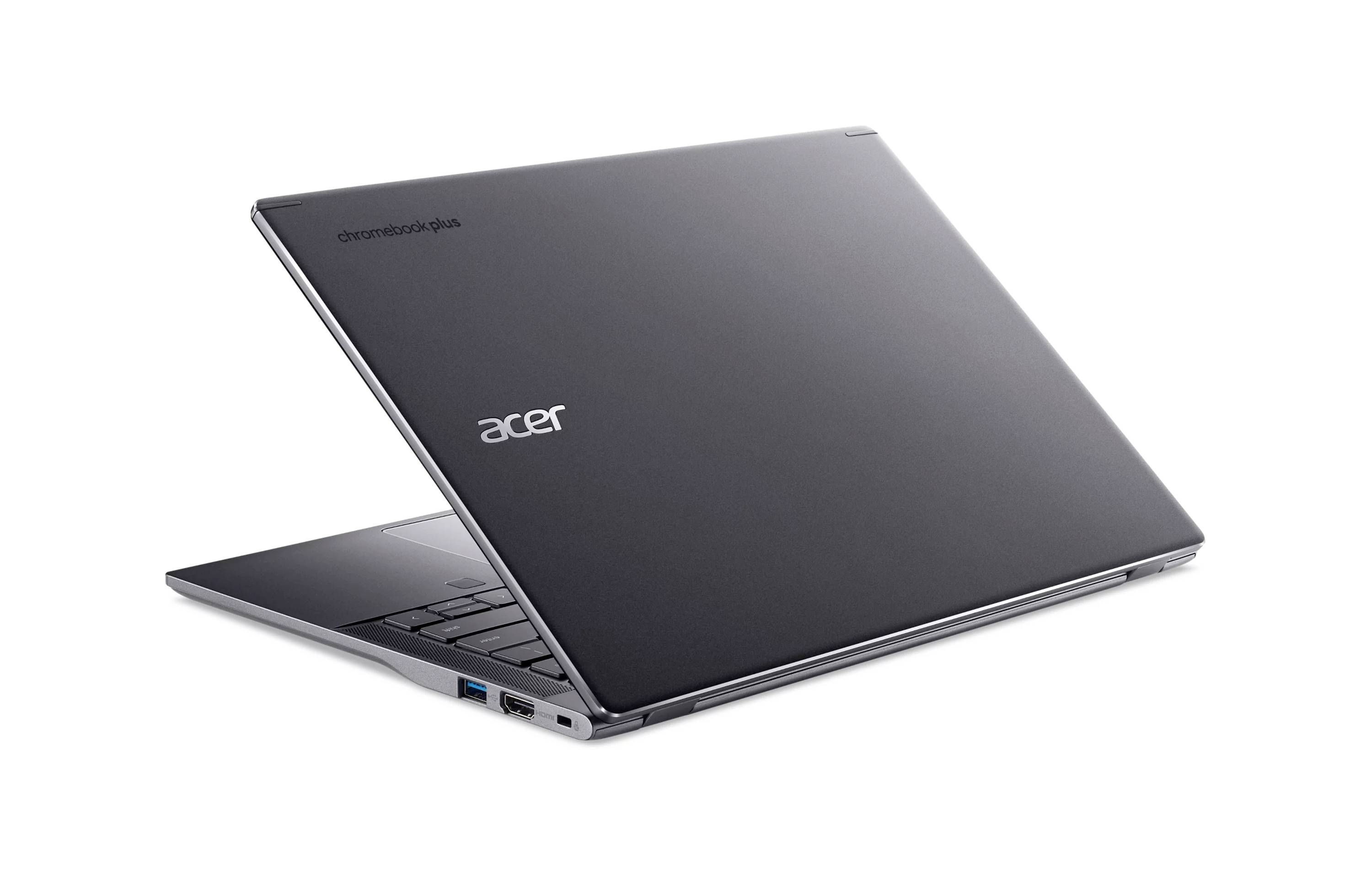 Geschlossener dunkelgrauer Acer-Laptop in Schräglage auf weißem Hintergrund gezeigt, mit teilweise geöffnetem Deckel, der die Tastatur und Seitenports offenbart.
