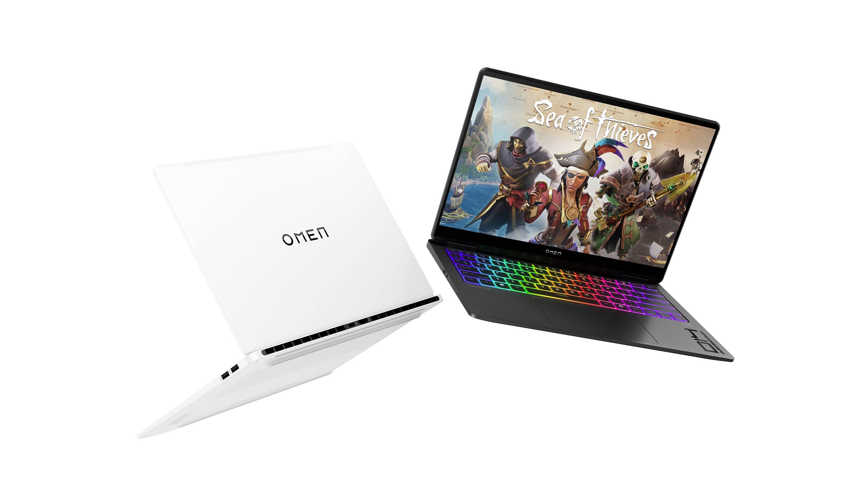 Zwei offene OMEN-Laptops werden gezeigt: ein weißes Modell mit dem OMEN-Logo und ein schwarzes Modell mit RGB-Hintergrundbeleuchtung, das eine Spielszene aus Sea of Thieves anzeigt.