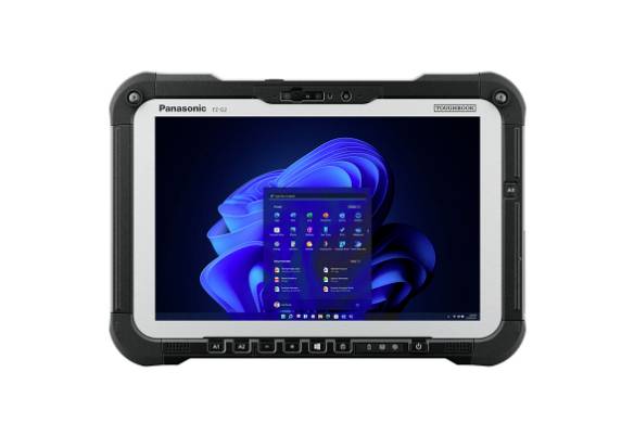 Panasonic Toughbook Tablet mit Windows 11-Desktop auf dem Bildschirm, umrahmt von einem robusten schwarzen Schutzgehäuse.