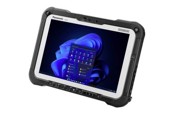 Robustes Panasonic Toughbook-Tablet mit Windows 11-Desktop auf dem Bildschirm.
