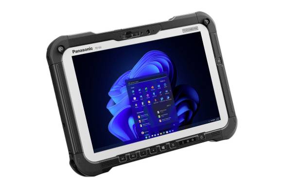 Robustes Panasonic-Tablet zeigt einen Windows-Desktop, schräg auf weißem Hintergrund angeordnet.