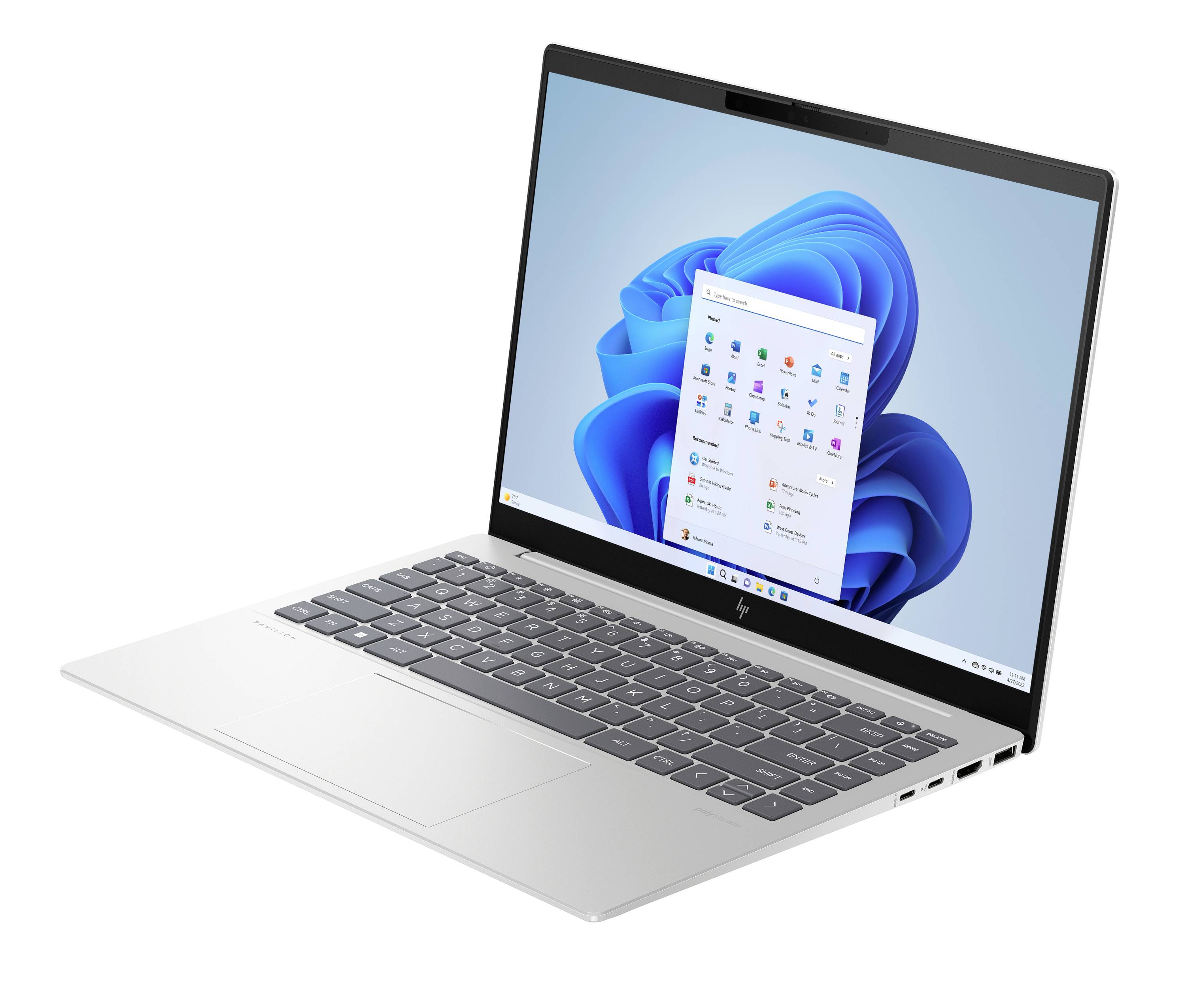 Silberner Laptop offen mit Windows 11-Desktop und Startmenü auf dem Bildschirm angezeigt.