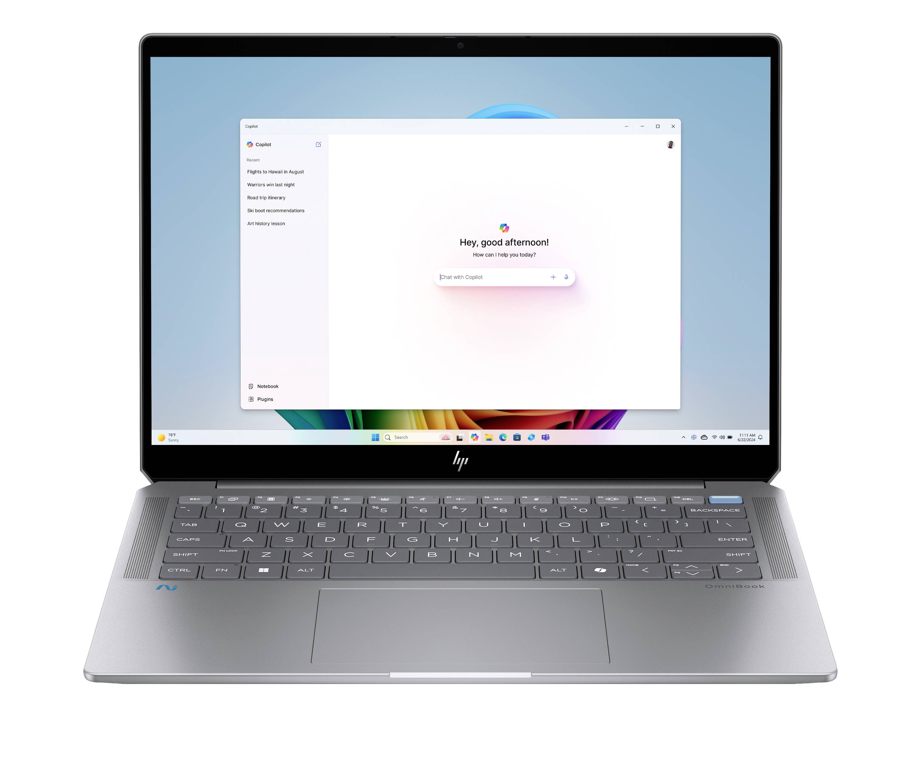 Silberner HP-Laptop, der auf weißem Hintergrund offen dargestellt ist und eine Windows-ähnliche Anwendung mit einer zentrierten Begrüßung und einer Suchleiste auf dem Bildschirm anzeigt.
