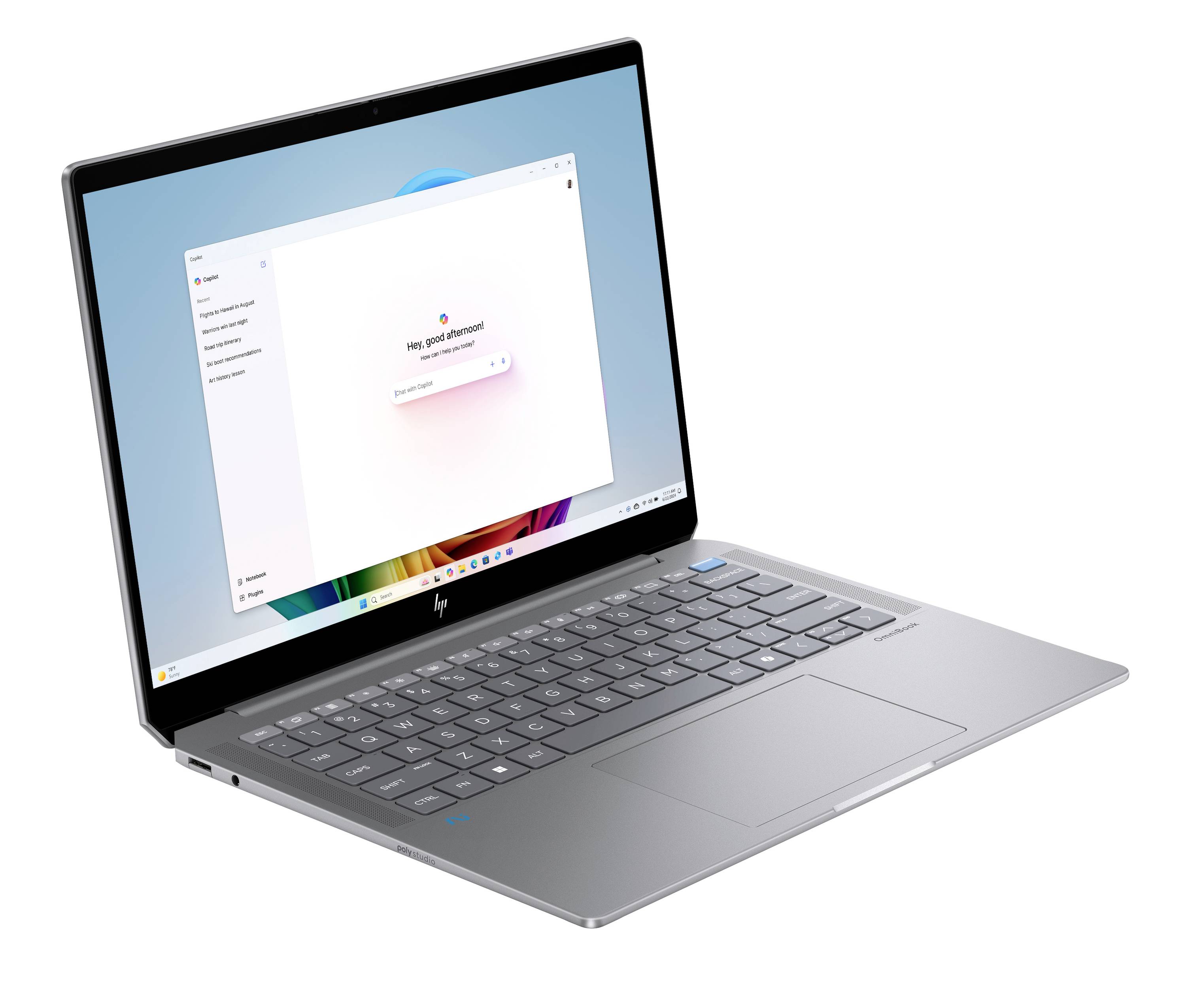 Silberner Laptop, der auf weißem Hintergrund offen gezeigt wird und einen Windows-Desktop mit einem zentrierten App-Fenster und einer Seitenleiste anzeigt.