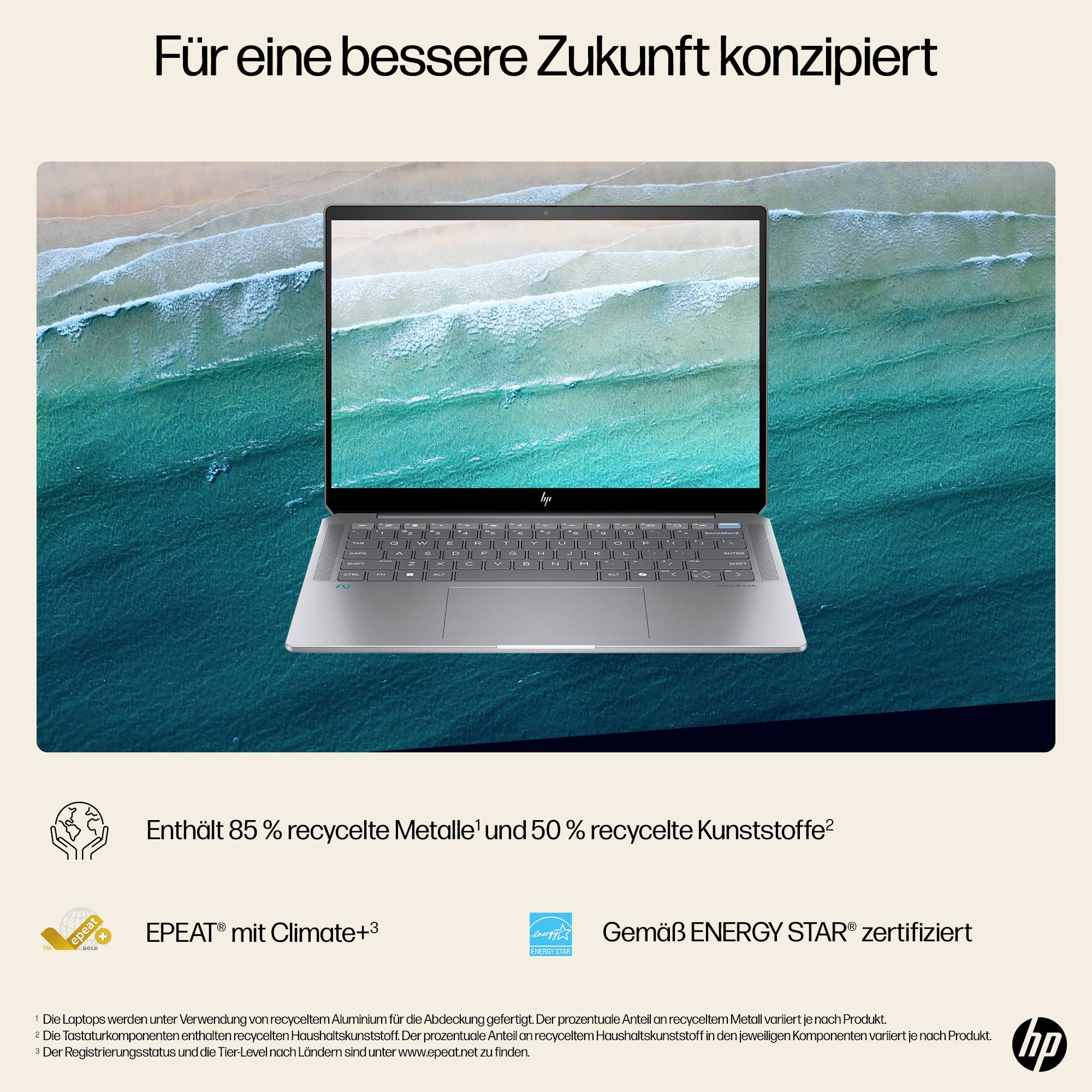 HP-Laptop auf Ozean-Hintergrund mit deutscher Überschrift „Für eine bessere Zukunft konzipiert" und Nachhaltigkeitsangaben: 85% recycelte Metalle, 50% recycelte Kunststoffe, EPEAT- und ENERGY STAR-zertifiziert.