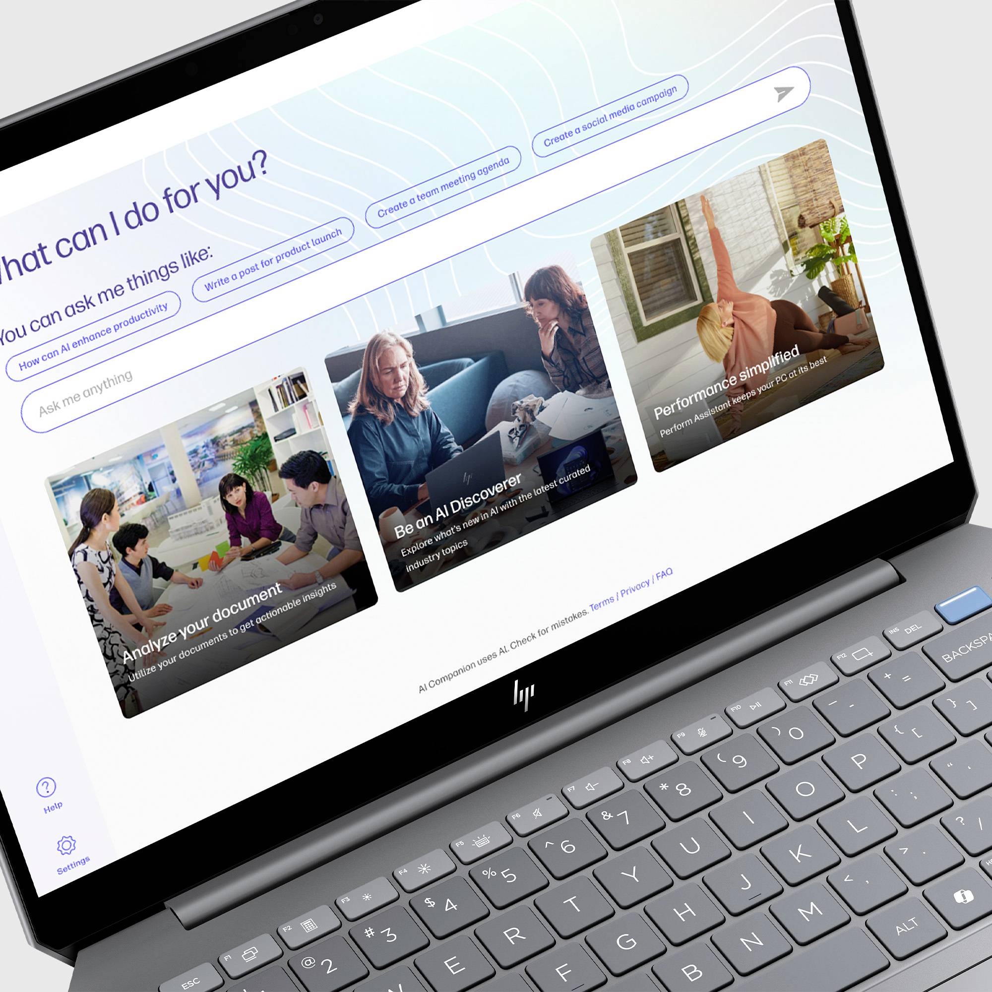 Geneigter Laptop mit einem KI-Assistenten-Startbildschirm, auf dem die Eingabeaufforderung „Wie kann ich dir helfen?" angezeigt wird, Quick-Action-Chips und Karten zum Analysieren von Dokumenten, zum KI-Entdecker sein und zur Leistungsverbesserung.