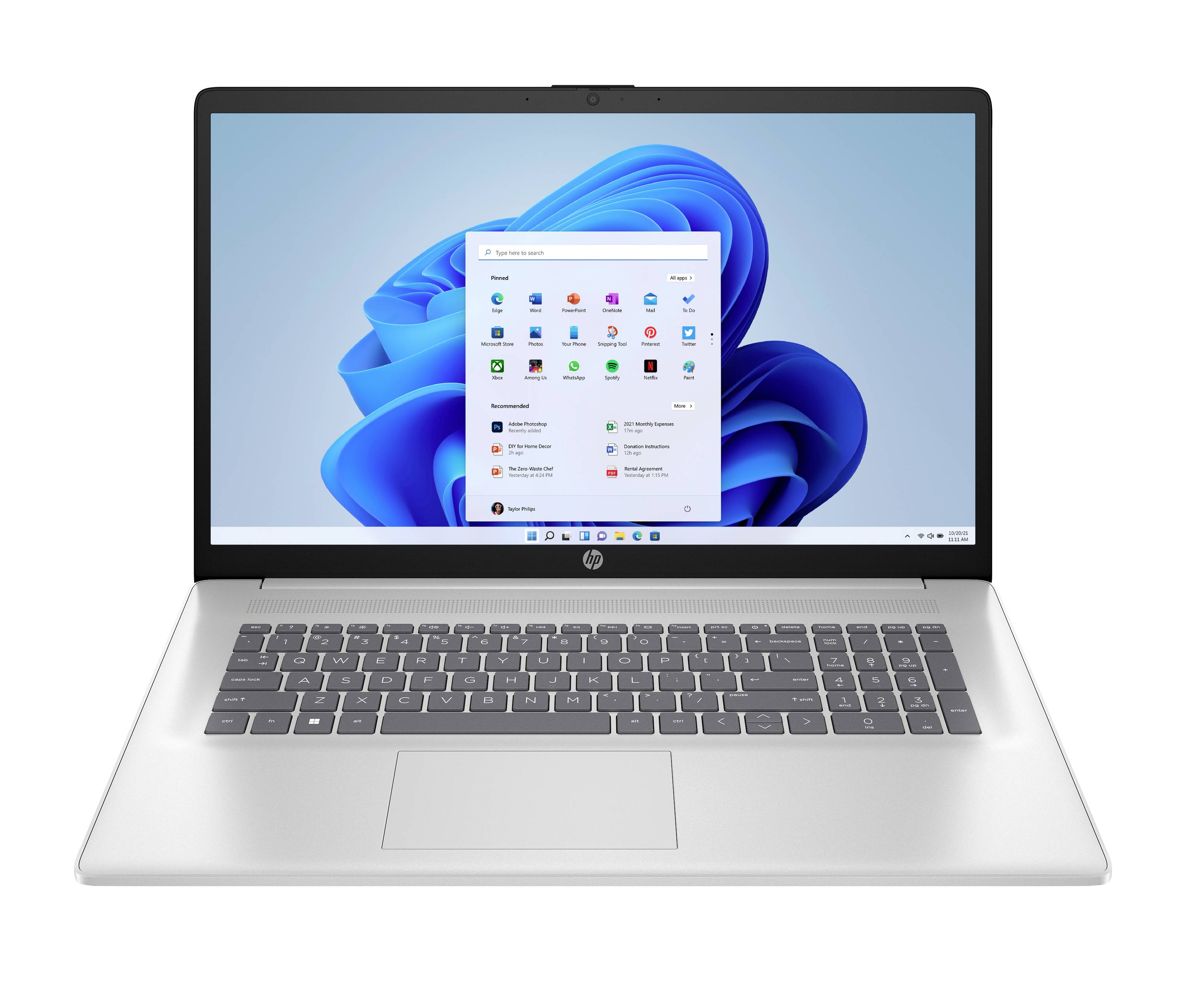 Silberner HP-Laptop, geöffnet auf weißem Hintergrund, zeigt den Windows-11-Desktop und das zentrierte Startmenü auf dem Bildschirm.