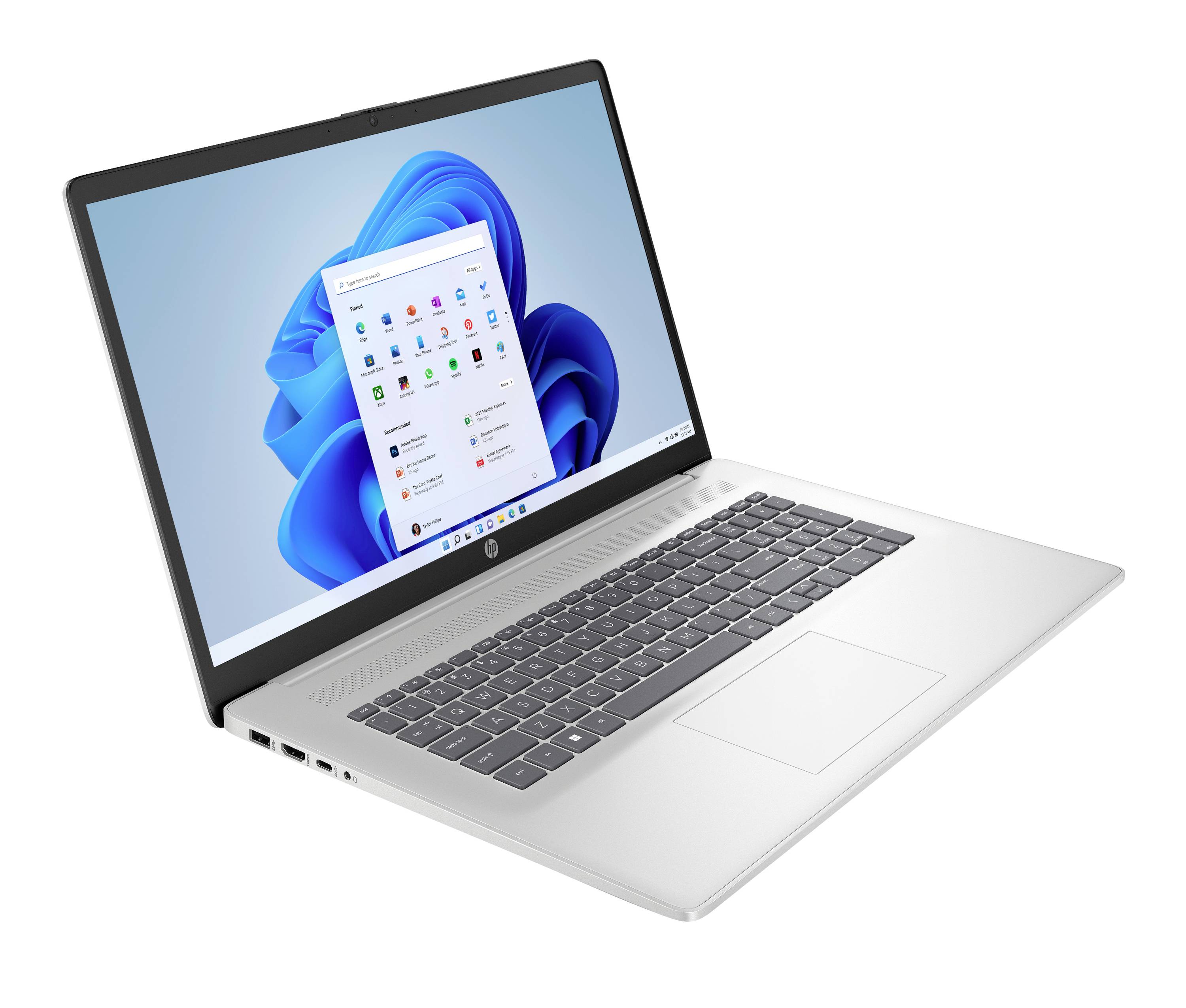 Silberner Laptop in angelehnter Position, zeigt einen Windows 11-Desktop mit dem Start-Menü auf dem Bildschirm.