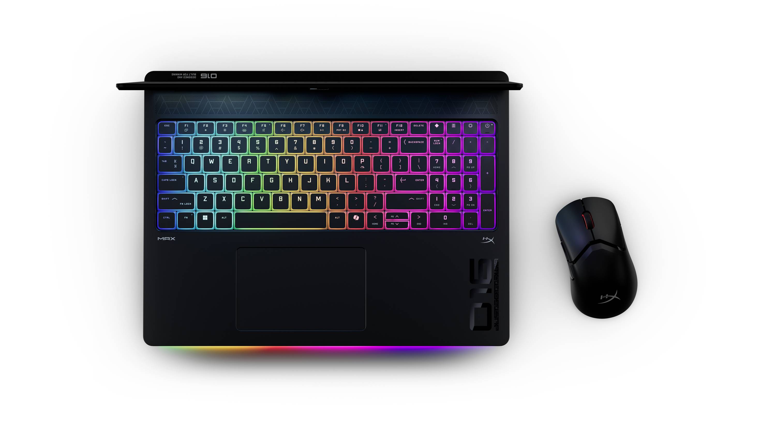 Draufsicht auf einen schwarzen Gaming-Laptop mit einer regenbogenfarbig beleuchteten Tastatur neben einer schwarzen kabellosen Maus auf hellem Hintergrund.