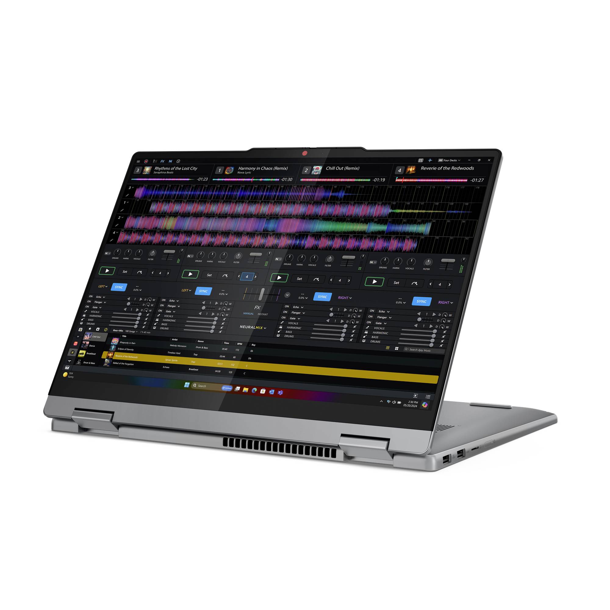 Silberner Laptop mit dunkler DJ-Mixing-Oberfläche, farbenfrohen Audio-Wellenformen, Spursteuerungen und Wiedergabelisten auf dem Bildschirm.