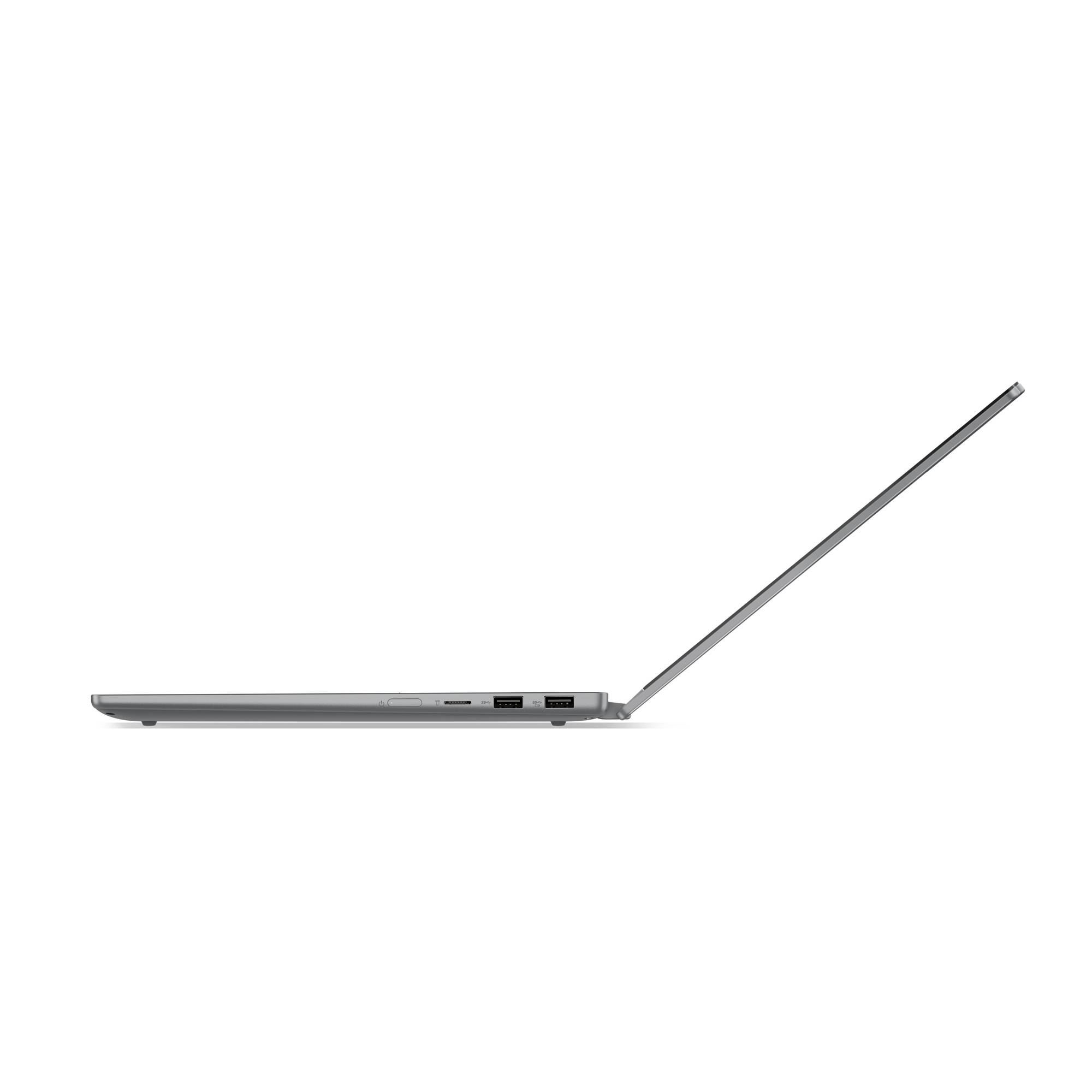 Seitenansicht eines dünnen silbernen Laptops, der in einem Winkel leicht geöffnet auf weißem Hintergrund liegt.
