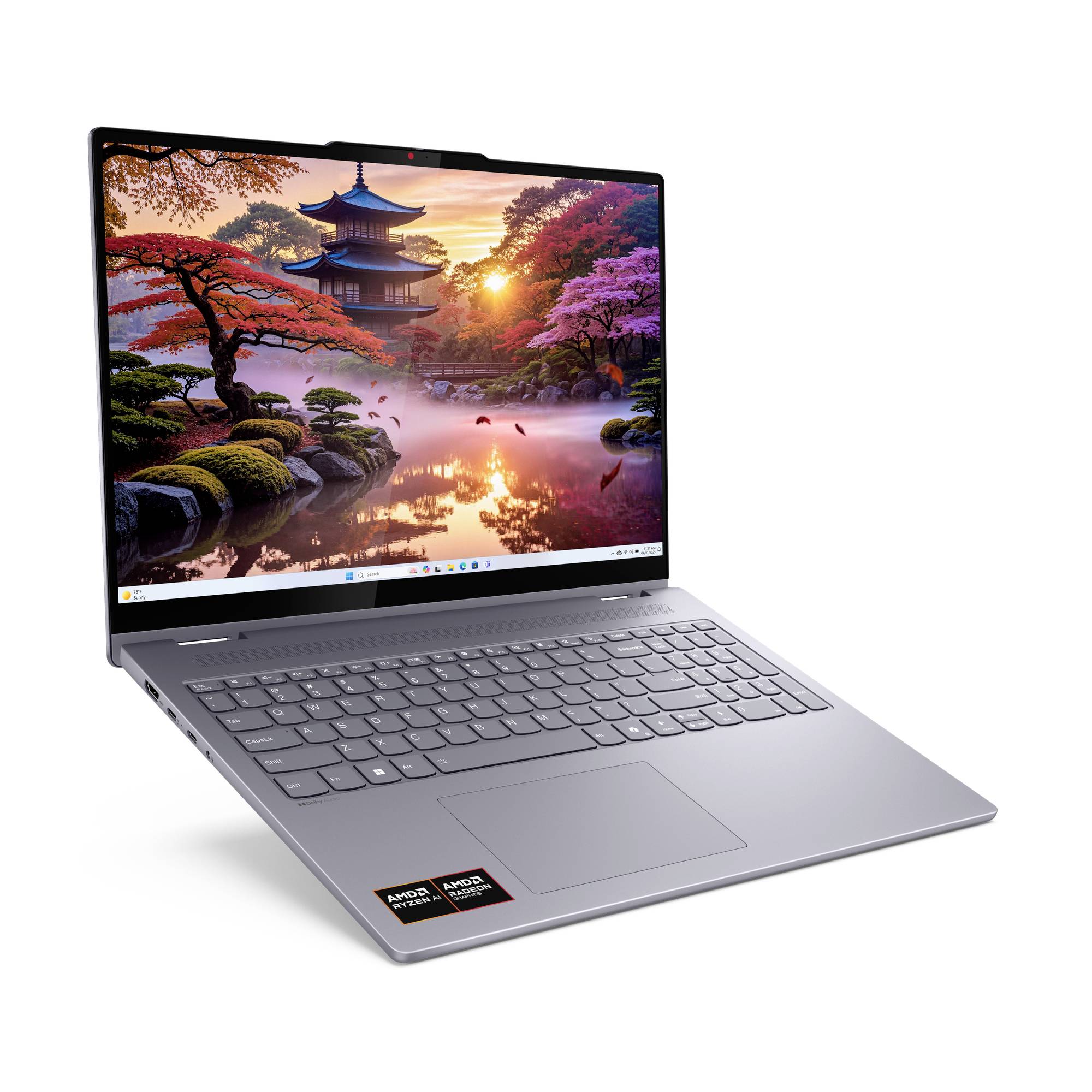 Silberner Laptop in schrägem Winkel geöffnet, zeigt eine lebendige Landschafts-Hintergrundbildschirmschoner auf dem Bildschirm und einen AMD Ryzen-Aufkleber auf der Handballenablage.