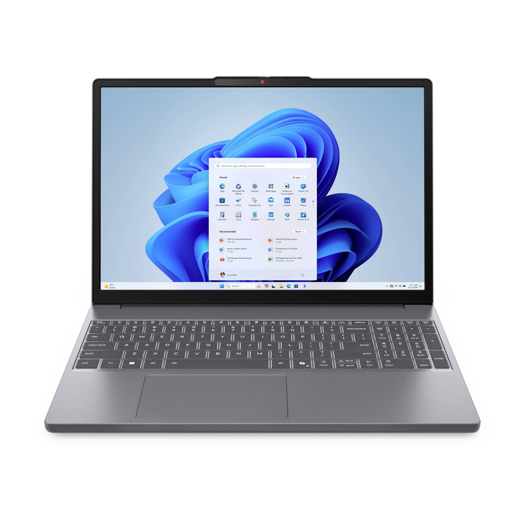 Laptop geöffnet mit Windows 11-Desktops und Startmenü auf dem Bildschirm.