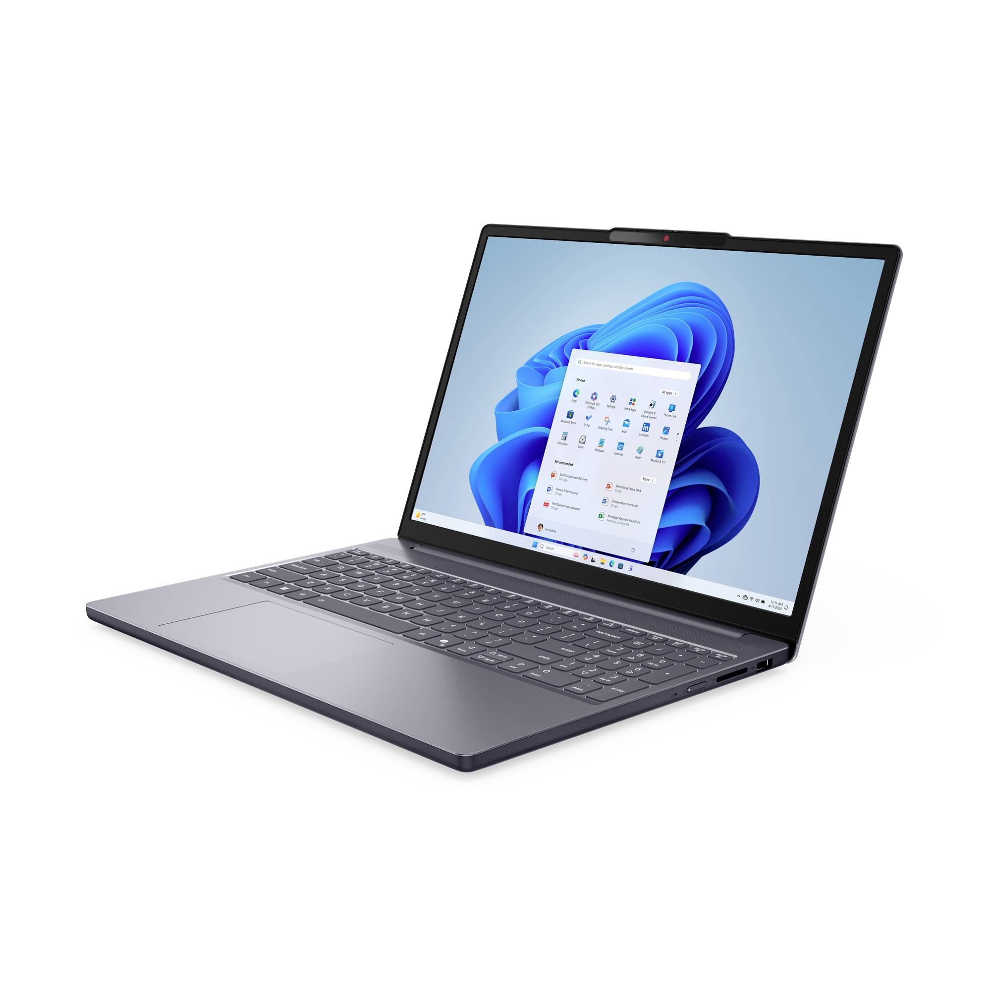 Ein dünner grauer Laptop, der in einem Winkel geöffnet ist und einen Windows-11-Desktop mit dem Startmenü auf weißem Hintergrund zeigt.