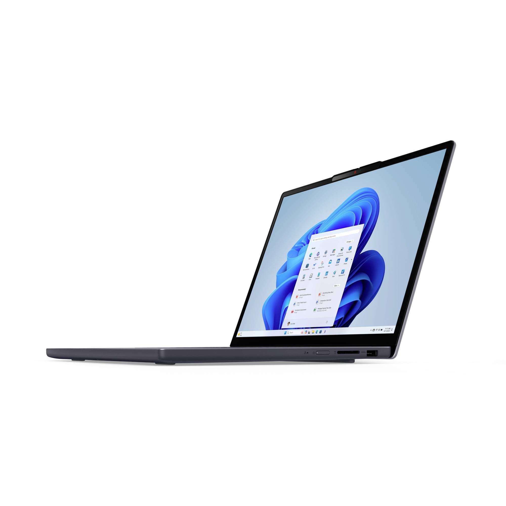 Seitenansicht eines dünnen schwarzen Laptops, der geöffnet ist und Windows 11 auf dem Bildschirm zeigt.