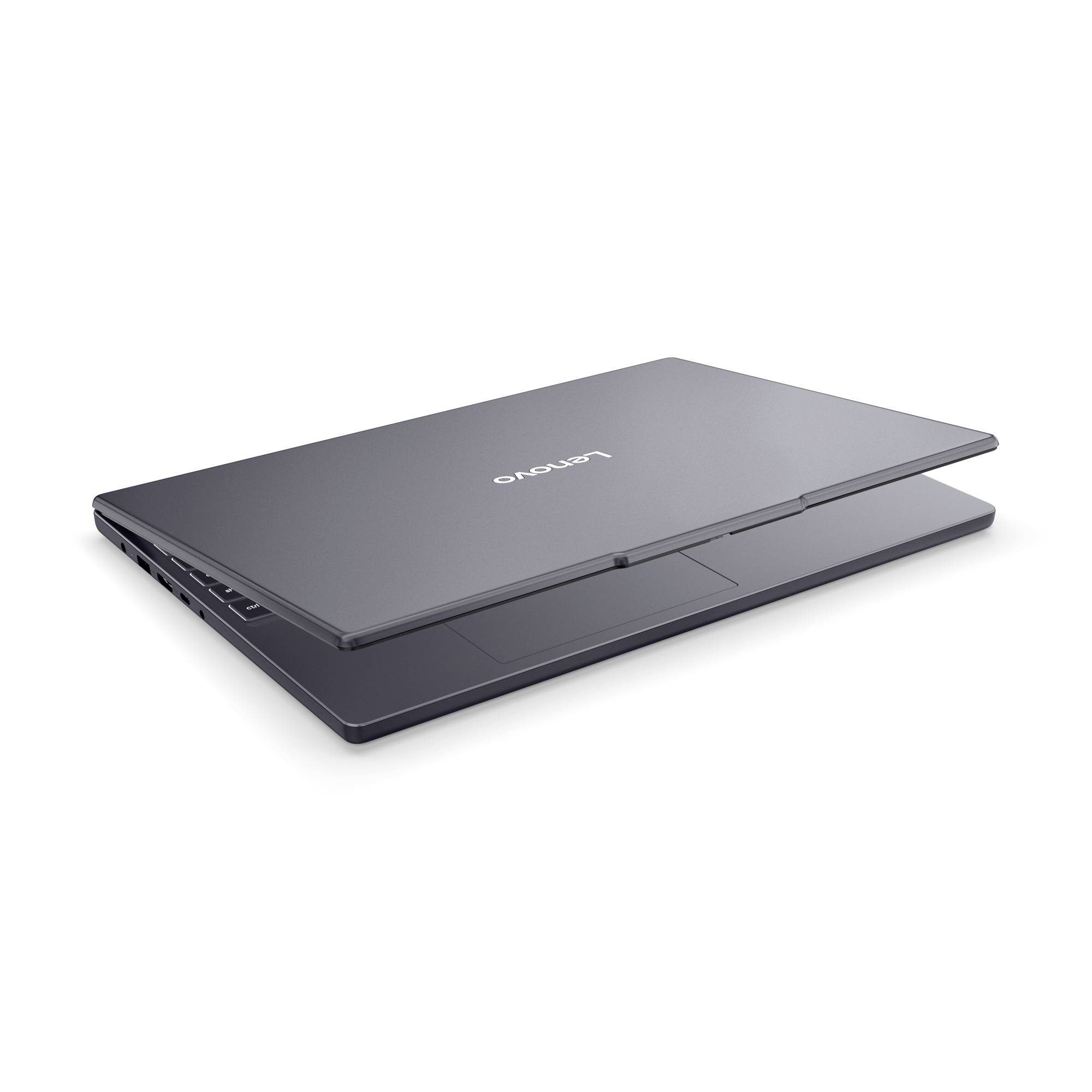 Geschlossener Lenovo-Laptop in einer Dreiviertelvorderansicht auf weißem Hintergrund.