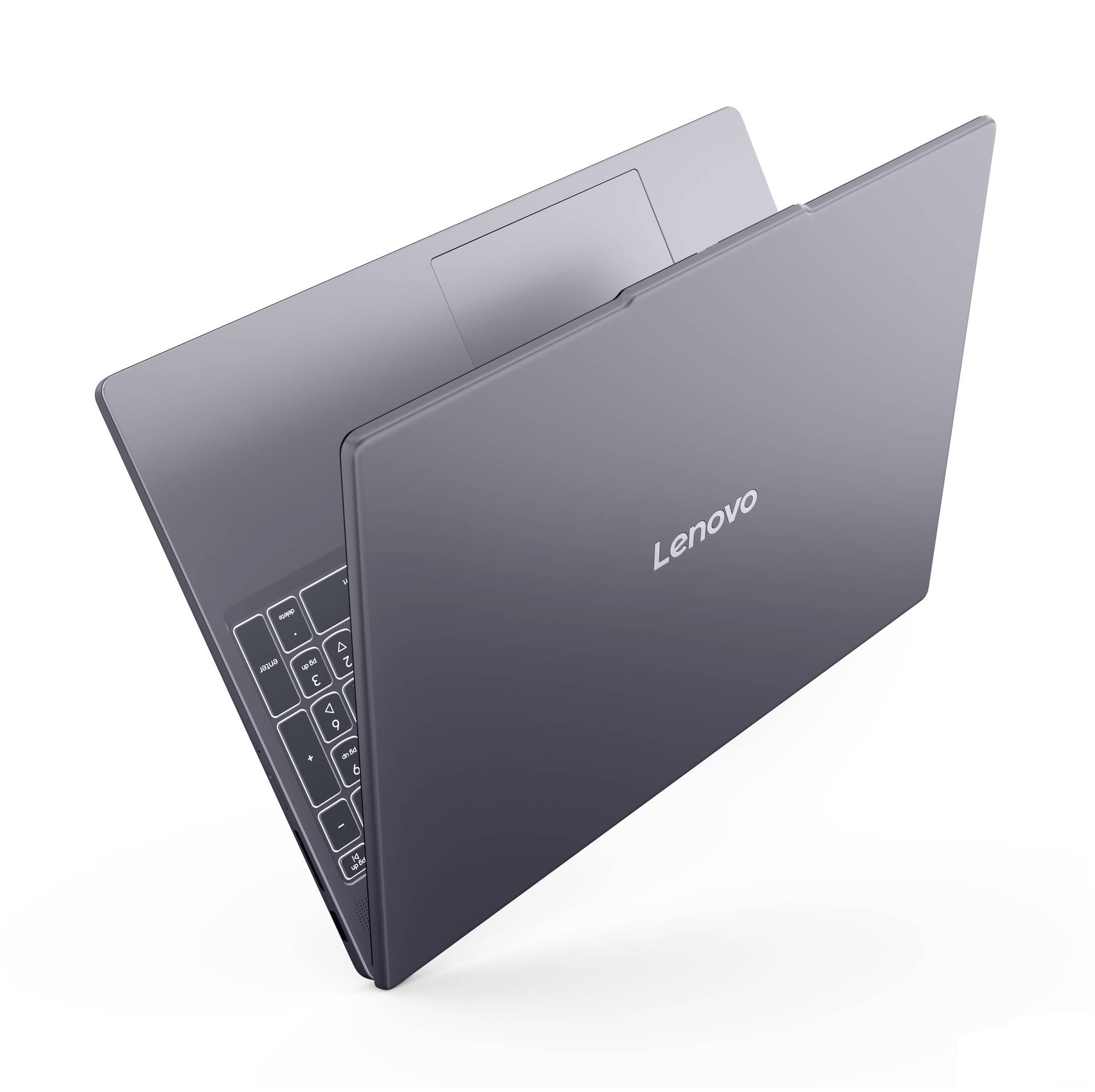 Geschlossener Lenovo-Laptop in schräger Ansicht gezeigt, mit teilweise sichtbarer Tastatur und Bildschirm auf weißem Hintergrund.