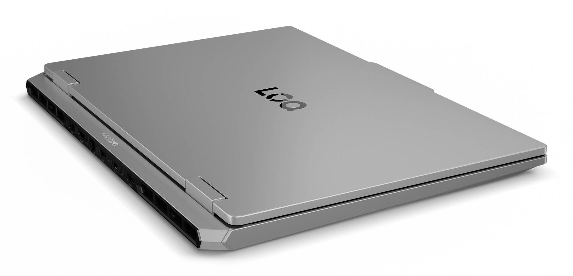 Geschlossener silberner Laptop mit schwarzer Portkante, gezeigt auf weißem Hintergrund.