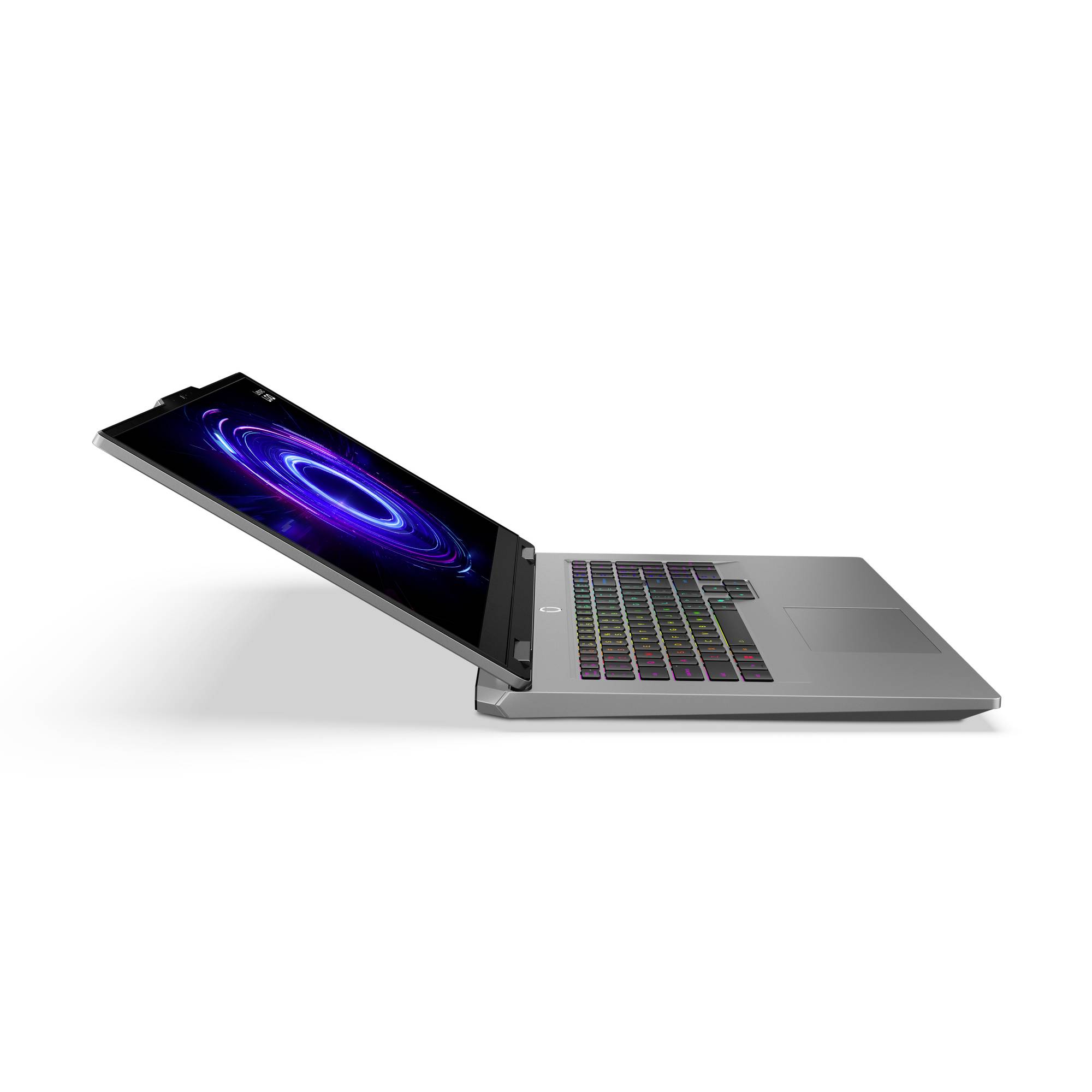 Silberner Laptop, teilweise geöffnet mit leuchtender violetter abstrakter Anzeige, in einem Winkel auf einfachem weißem Hintergrund angeordnet.