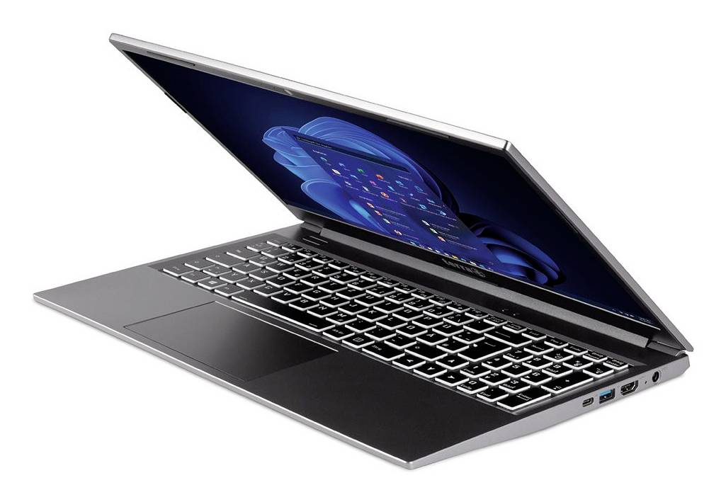 Silberner Laptop mit geöffnetem Bildschirm, der aufgeklappt ist und eine dunkelblau abstrakte Tapete auf weißem Hintergrund zeigt.