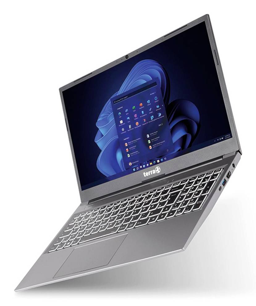 Silberner Laptop in offener Position mit Windows 11-Desktop auf weißem Hintergrund in Schrägansicht dargestellt.