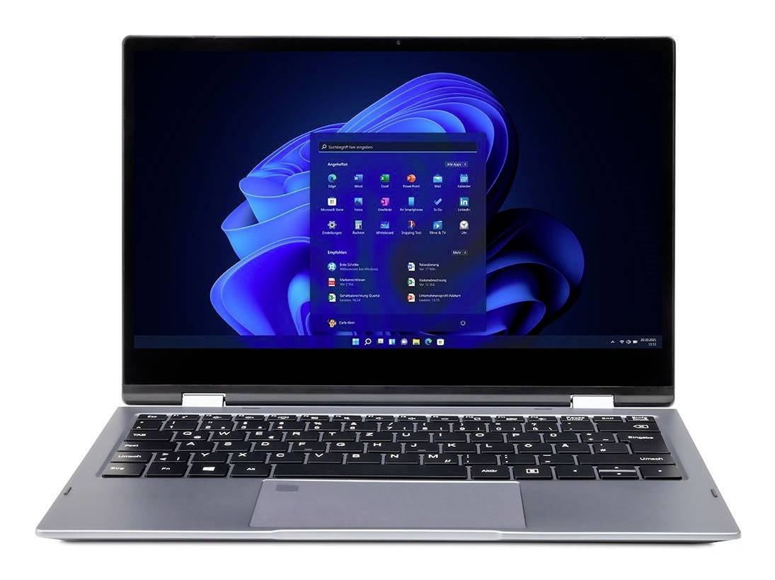 Ein silberner Laptop, der den Windows 11-Desktop mit geöffnetem Startmenü auf einer blauen abstrakten Tapete anzeigt.